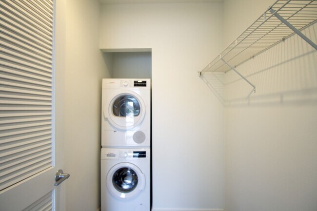 Building Photo - 3rd Floor Modern & Sleek 1Bdr w/Floor-to-C...