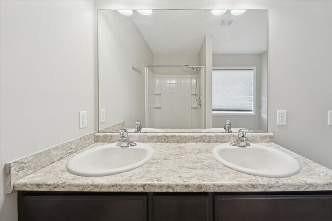 Building Photo - AVAILABLE NOW! (Pet Friendly)