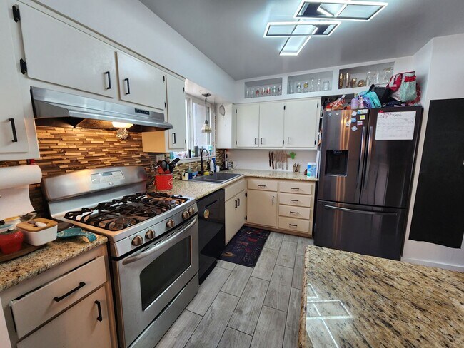 Building Photo - Stunning 3 Bed 2 Bath