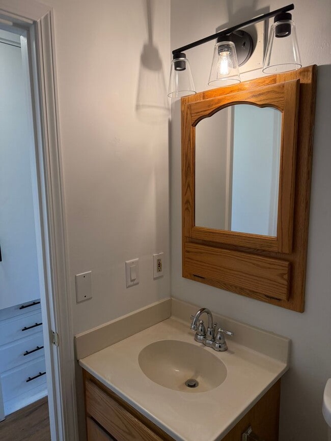 Building Photo - Updated 3 bedroom, 1 bath house in Creswell!