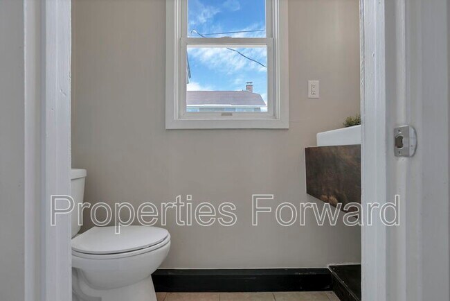 Building Photo - 533 E Jenkins Ave