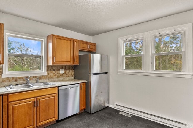 Building Photo - Charming Circlewood Cottage Available NOW!