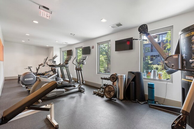 Building Photo - 905 Juniper St NE