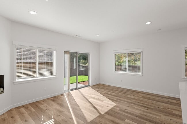 Building Photo - Pleasant Valley Villages 3 Bedroom Townhome with Community Center