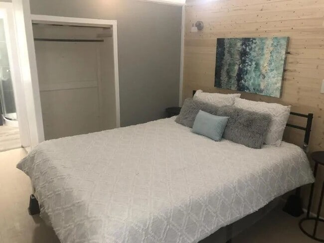 Building Photo - Pet Friendly 1 bed/ 1 bath House