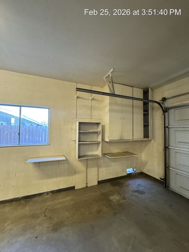 Building Photo - Charming Home Available Now !