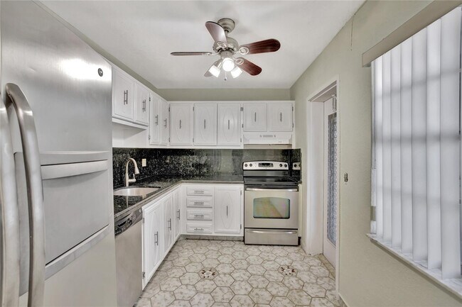 Building Photo - 4050 NW 42nd Ave