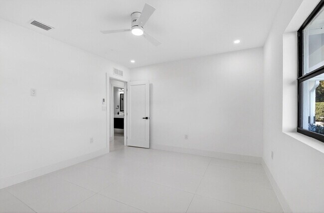 Building Photo - 1410 Beta Ct N