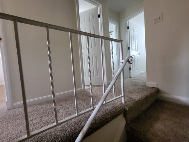 Building Photo - 3 Bed w/ Finished Basement