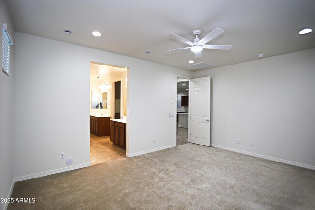 Building Photo - 879 W Finch Dr