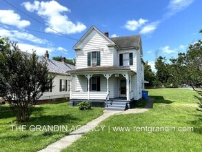 Building Photo - 909 13th St SE