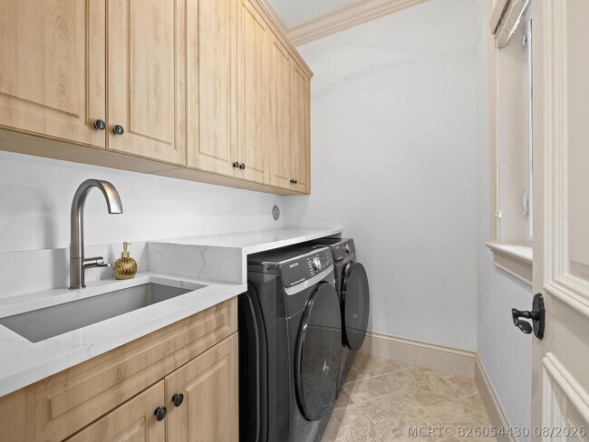Building Photo - 639 Middle River Dr