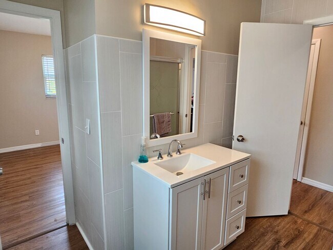 Building Photo - Annual Unfurnished 2 Bedroom 2 Bathroom Single Family Home in South Venice!