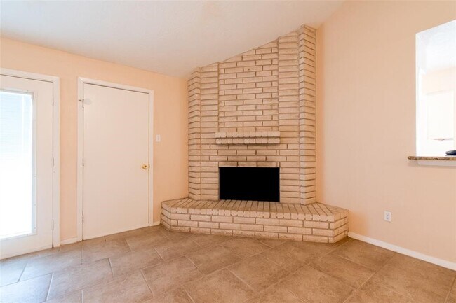 Building Photo - 2527 Colonial Ridge Dr