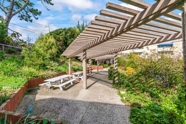 Building Photo - Cutest Condo on the Market!