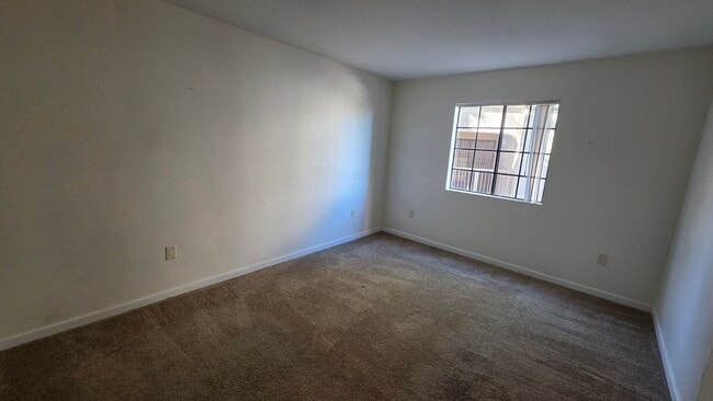 Building Photo - Take in mountain and desert views! First-level, two-bedroom, two-bath corner unit in Moonrise at ...