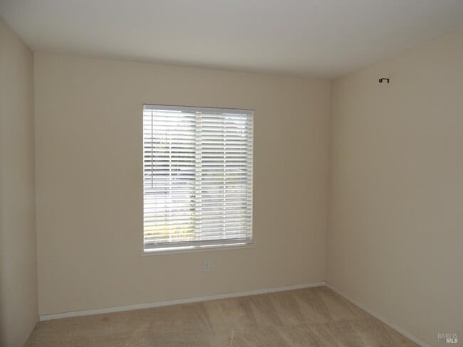 Building Photo - 640 Birch Ridge Dr