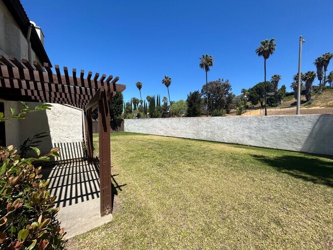 Building Photo - Spacious Newly Remodeled Townhome in Bonsa...