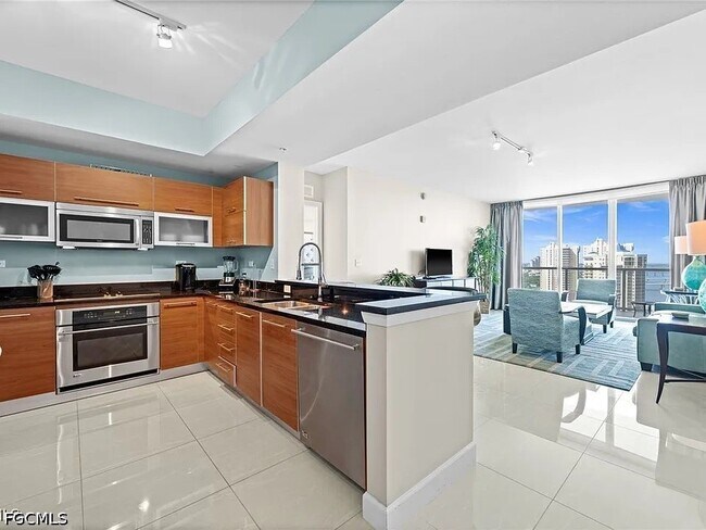 Building Photo - 3000 Oasis Grand Blvd