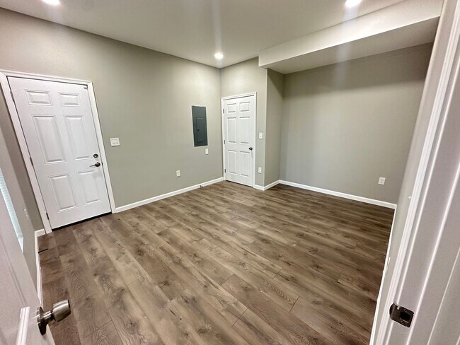 Building Photo - Whittier 4