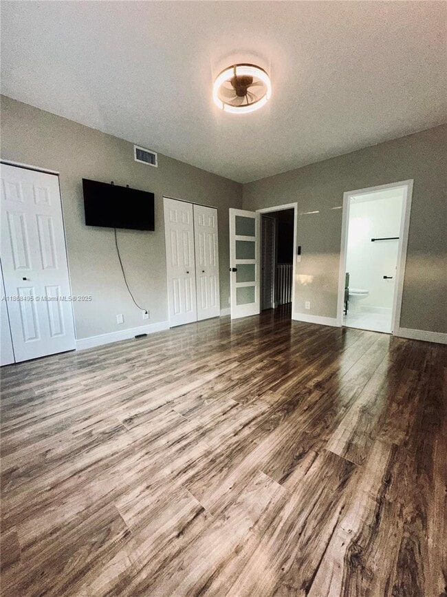 Building Photo - 7821 Sanibel Dr