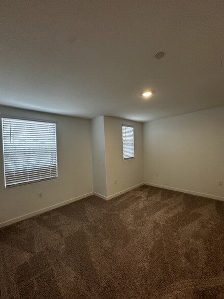 Building Photo - 1735 Eiffel St