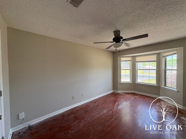 Building Photo - MOVE IN SPECIAL: $500 OFF 1ST MONTH'S RENT!**
