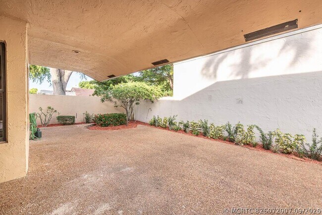 Building Photo - 6876 Palmar Ct