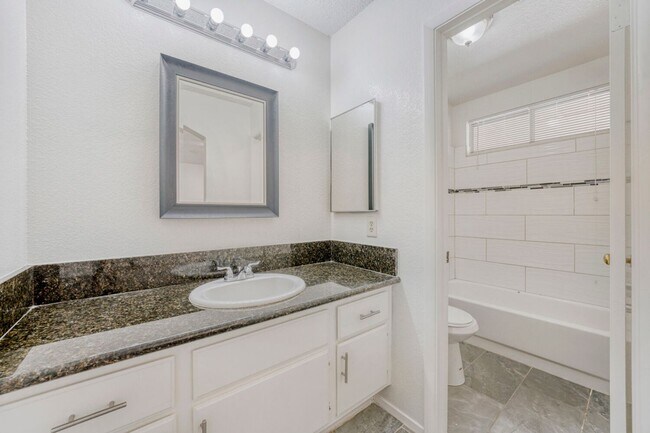 Building Photo - Newly painted and new carpet!