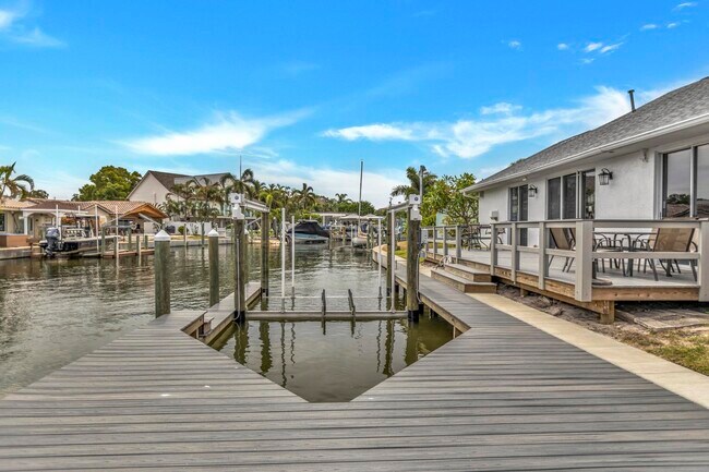 Building Photo - 2127 Lagoon Dr