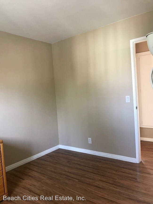 Building Photo - 3 br, 1.5 bath House - 9868 Continental Dr.