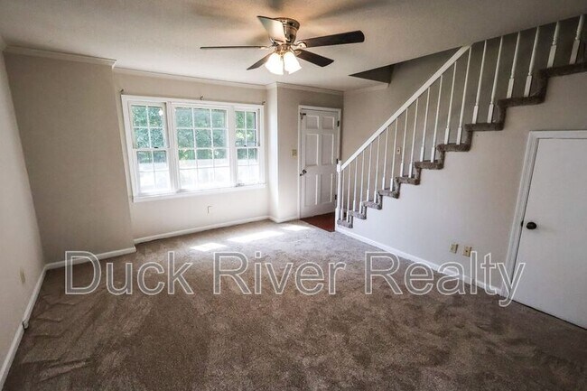 Building Photo - 2213 Country Club Ln