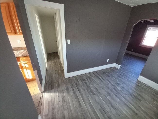 Building Photo - $700 - 1 Bedroom 1 Bath Apartment - Heart of the City