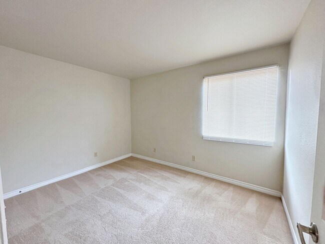 Building Photo - 3 BEDROOM, 2 BATH DOWNSTAIRS CONDO IN GUARD GATED COMMUNITY