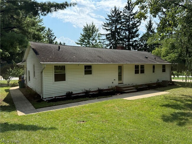 Building Photo - 475 Meadowlane Rd
