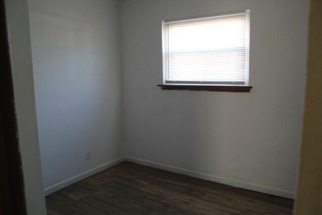 Building Photo - 1416 Plaza Pl