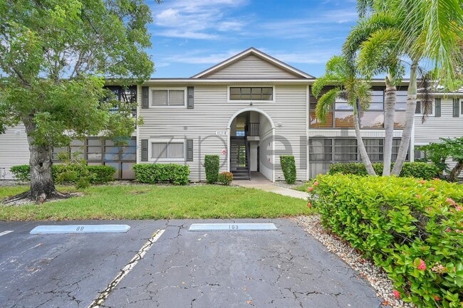 Building Photo - 8121 S Woods Cir