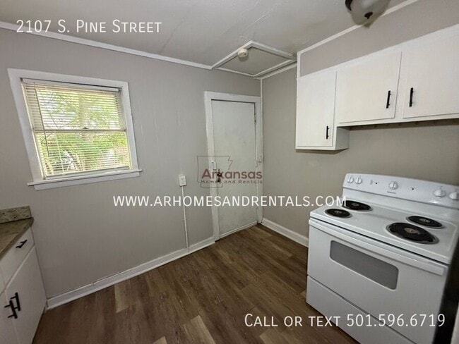 Building Photo - 2107 S Pine St