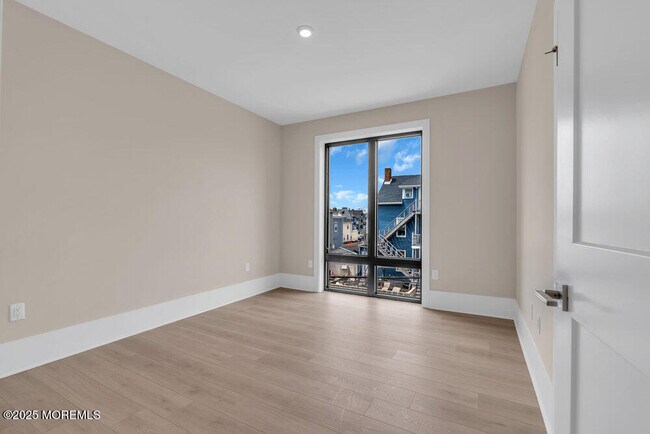 Building Photo - 218 3rd Ave