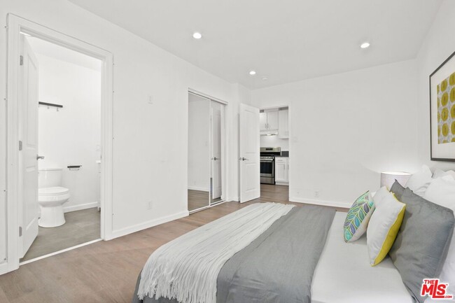 Building Photo - 1518 W 85th St