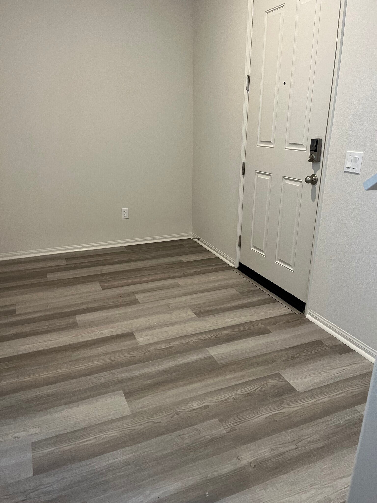 Building Photo - 28019 Oakdale Dr