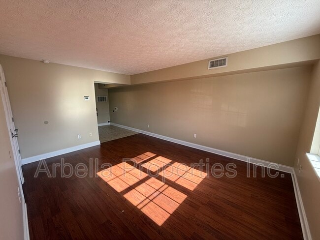 Building Photo - 133 Walker St