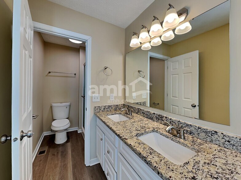 Building Photo - 80 Simsbury Ct