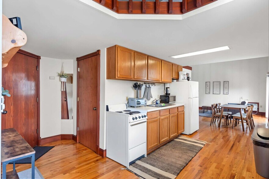 Building Photo - 402 W Dayton St