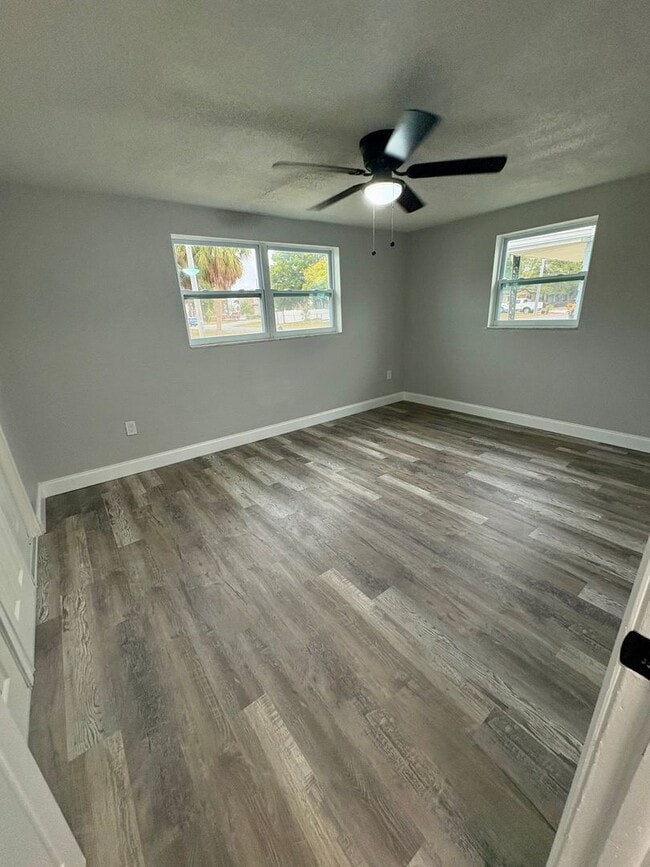 Building Photo - Fully Remodeled 3bed/2bath  Home with Bonus Room & Modern Upgrades