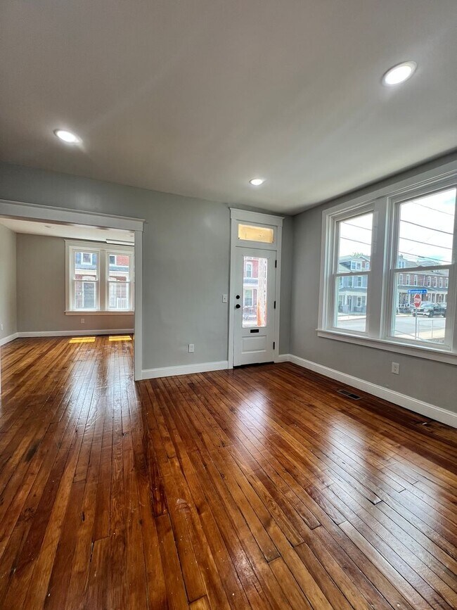 Building Photo - 31 N Poplar St