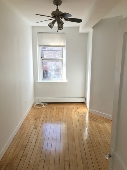 Building Photo - 378 Thames St