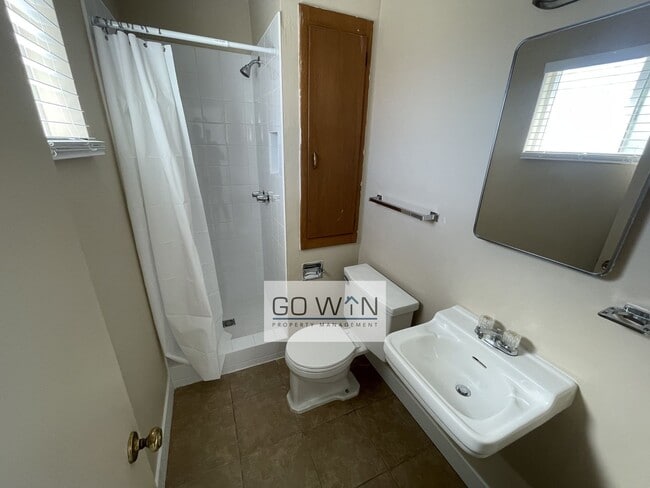 Building Photo - 4 Bed/ 2 Bath - House With Backyard!