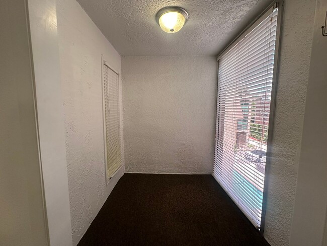 Building Photo - Charming 2-Bed Unit in Dallas! Community p...