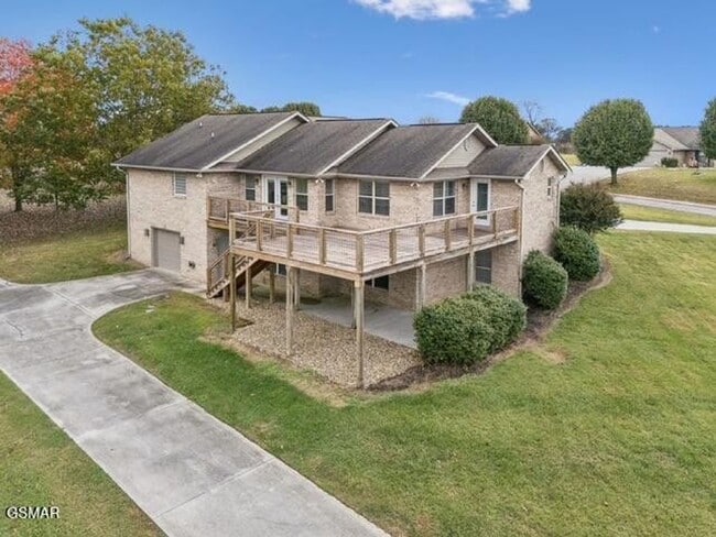 Building Photo - Spacious & Grand Living!!!